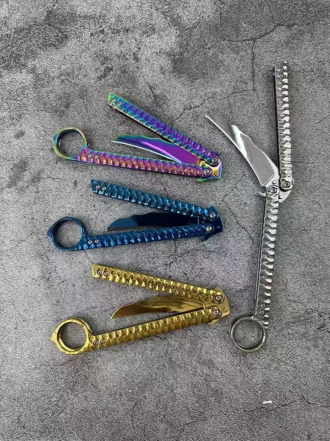 b08eb4816c8f7025047fd3d9ff09c04.jpg Balisong Karambit Eagle Claw Variation Fling Knife Color Titanium Edition